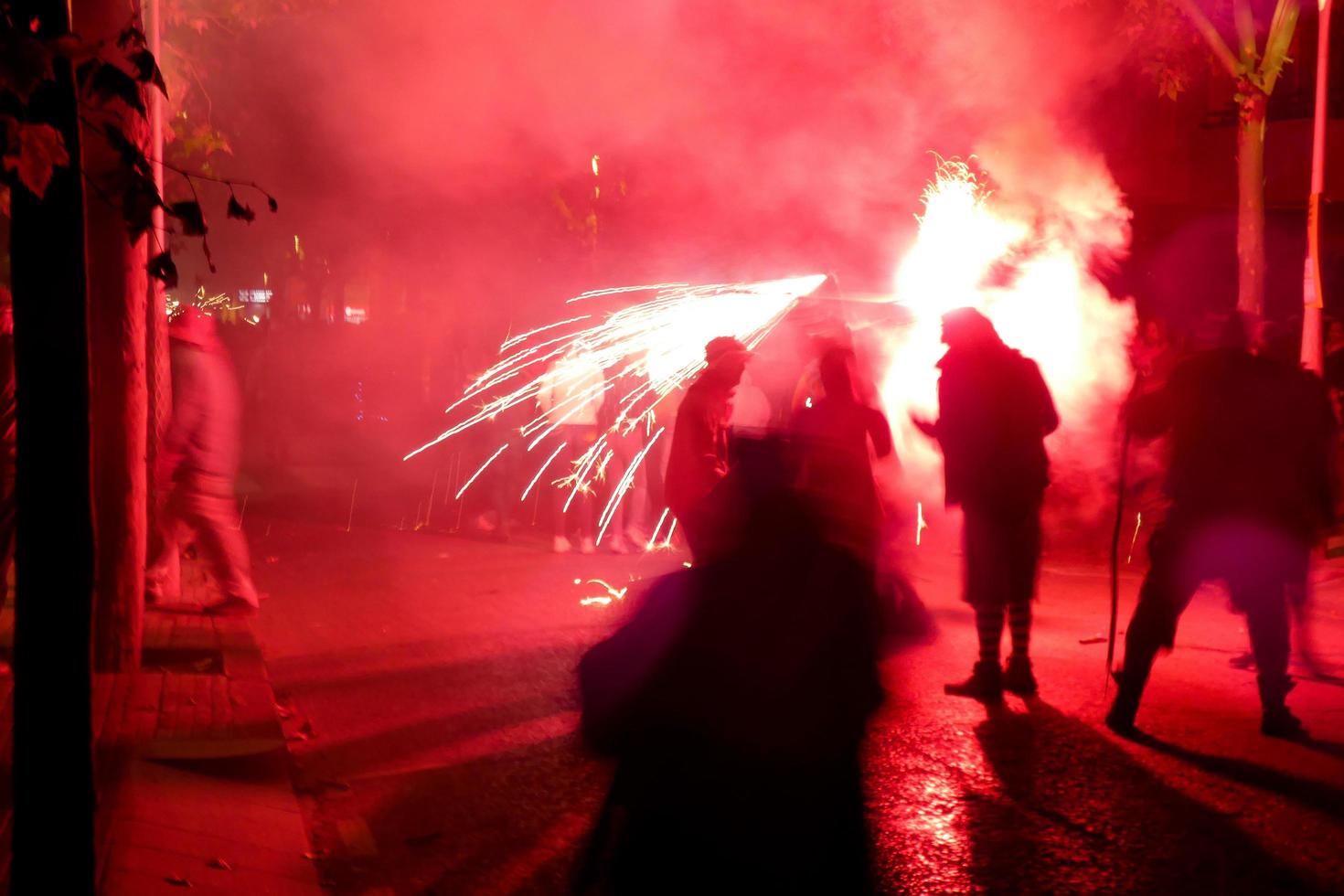 abstraktes foto von teufeln und feuerwerkspartys.