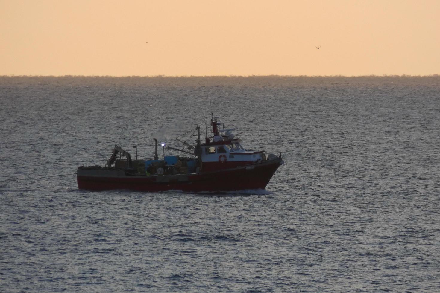 Fischer, die im Morgengrauen vom Fischfang zurückkehren, nachdem sie die ganze Nacht auf See verbracht haben. foto