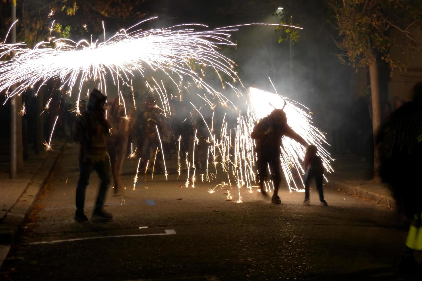 abstraktes foto von teufeln und feuerwerkspartys.