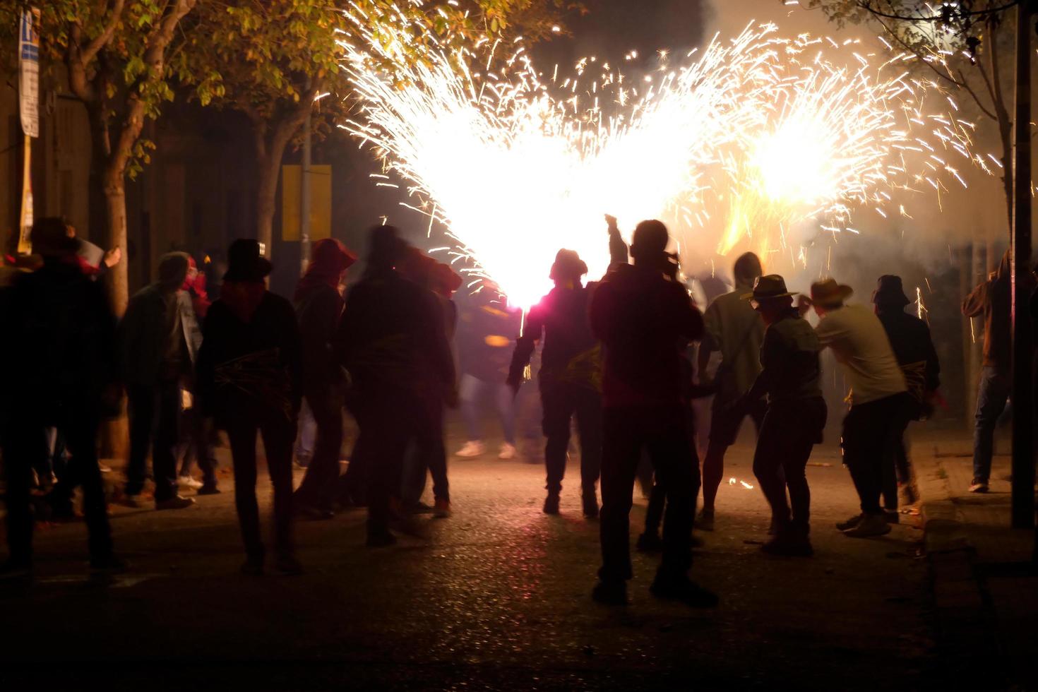 abstraktes foto von teufeln und feuerwerkspartys.