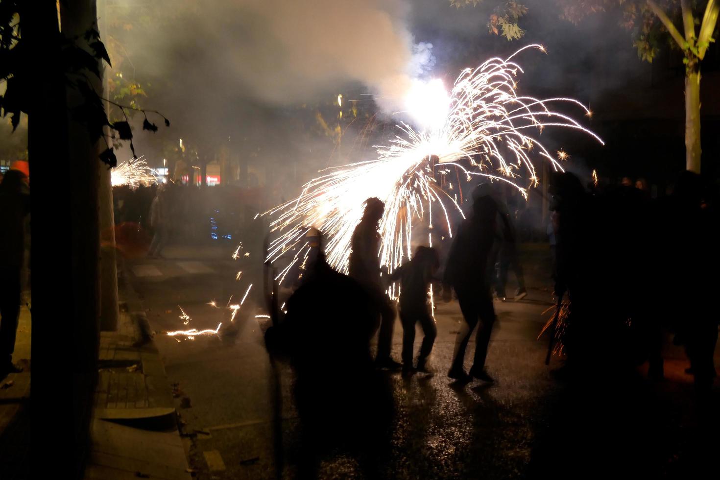 abstraktes foto von teufeln und feuerwerkspartys.