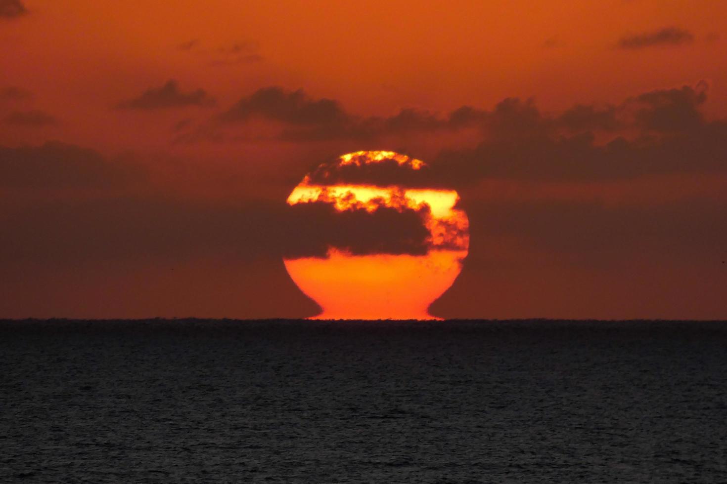 Sonnenscheibe, die über dem Horizont des Meeres aufgeht, Sonnenaufgang, Morgendämmerung foto