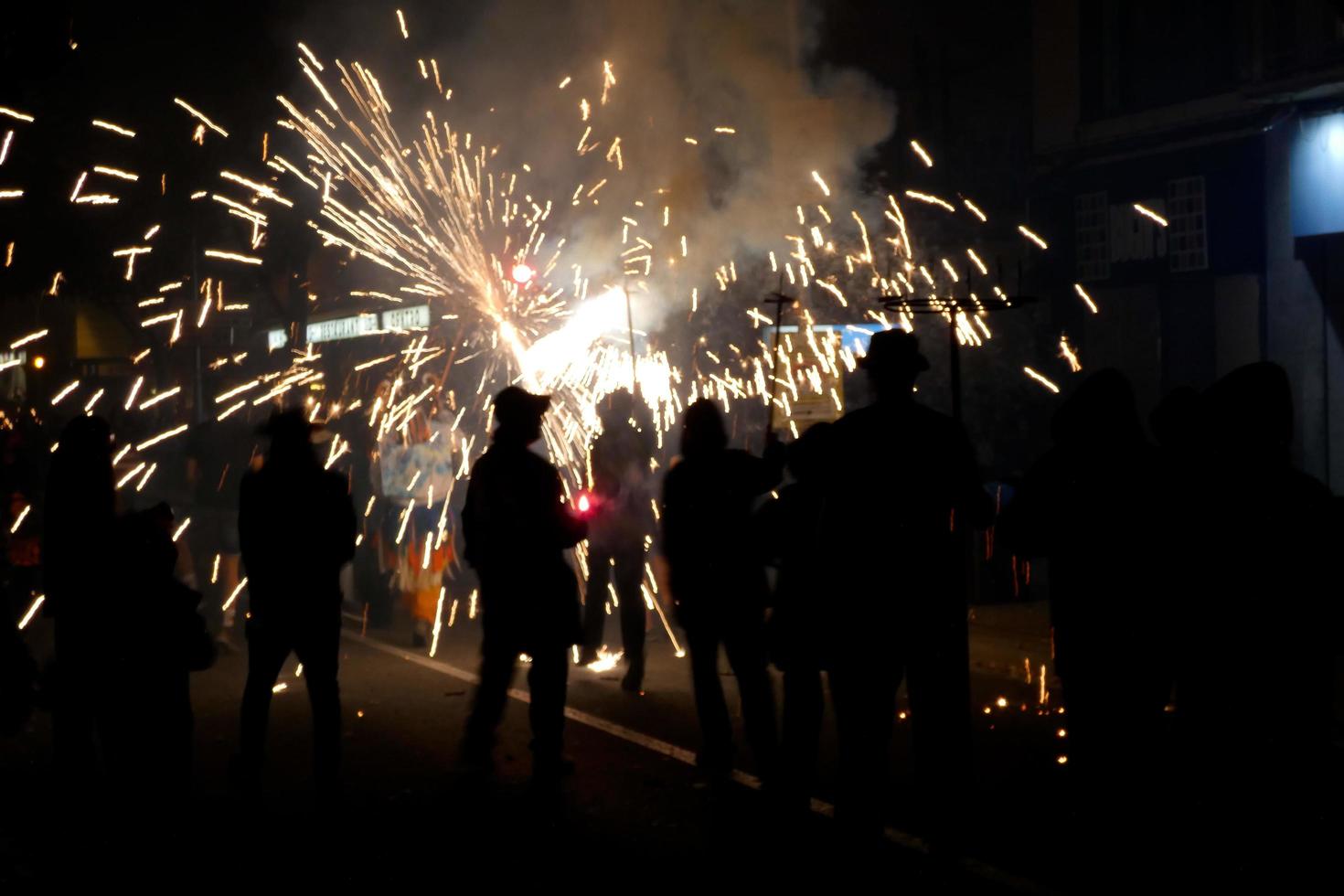 abstraktes foto von teufeln und feuerwerkspartys.