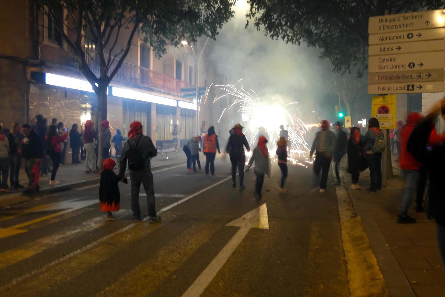 abstraktes foto von teufeln und feuerwerkspartys.