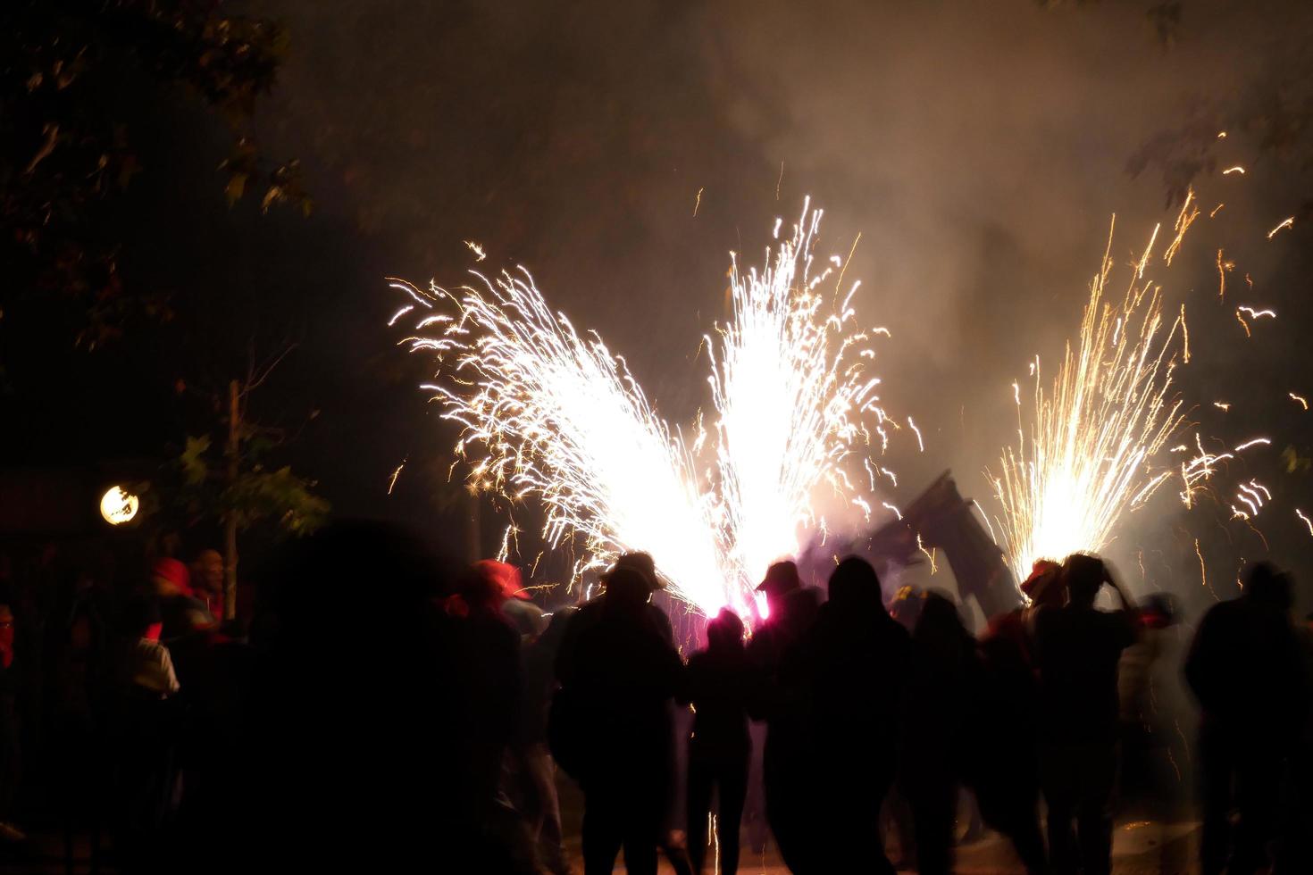 abstraktes foto von teufeln und feuerwerkspartys.