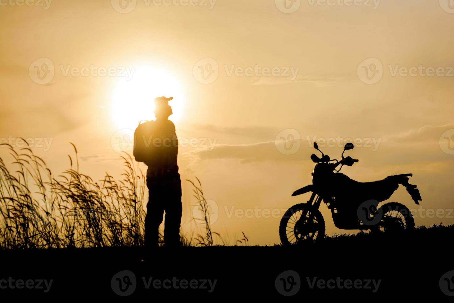 verschwommenes Objektiv, Motocross auf einem wunderschönen Lichtberg-unabhängigen Abenteuertourismuskonzept foto