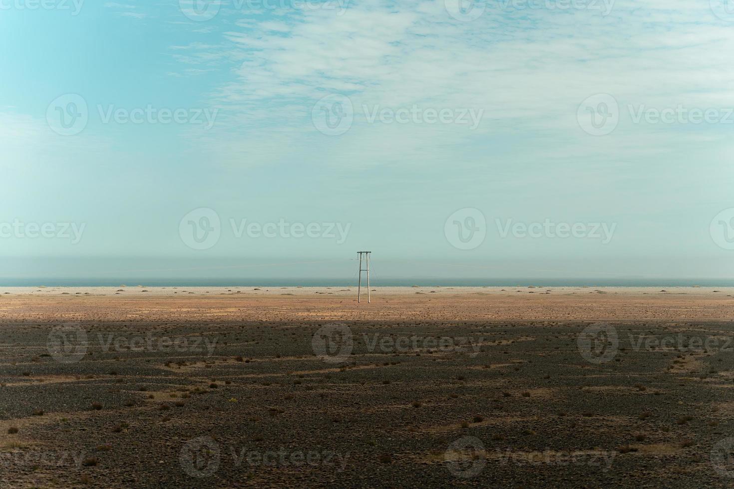hölzerner strompfosten und der himmel auf abgelegener wildnis nahe dem meer auf dem land foto