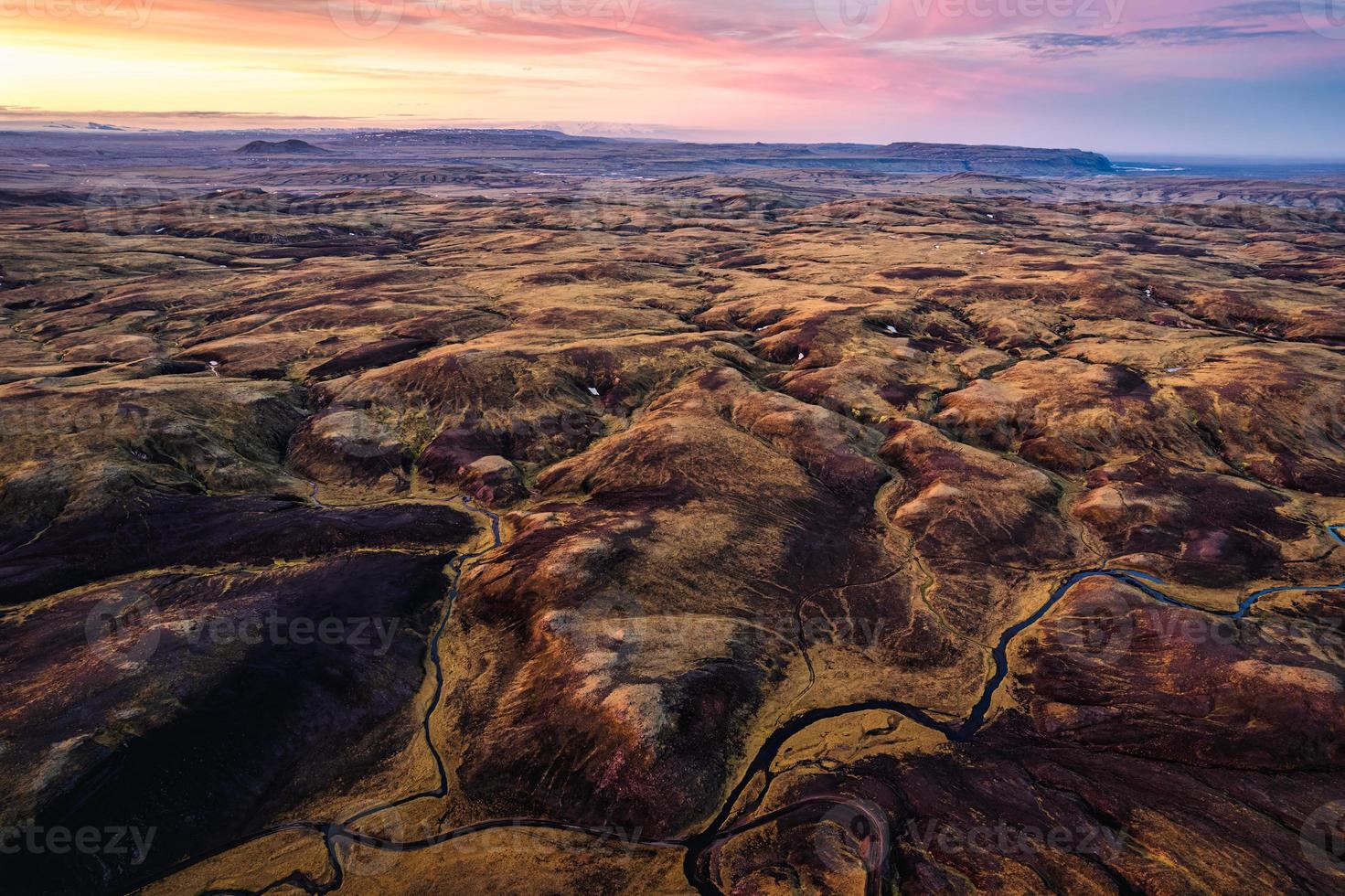 Außerirdisches vulkanisches Lavafeld und Gletscherfluss in abgelegener Wildnis im Sommer im isländischen Hochland foto