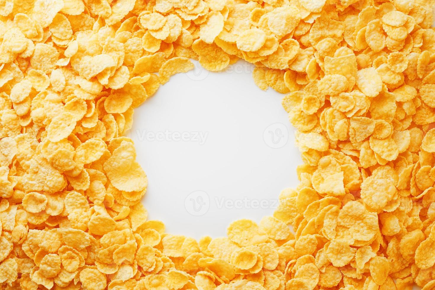 Vollbild von goldenen Cornflakes mit leerem runden Kopierraum in der Mitte von oben gesehen foto