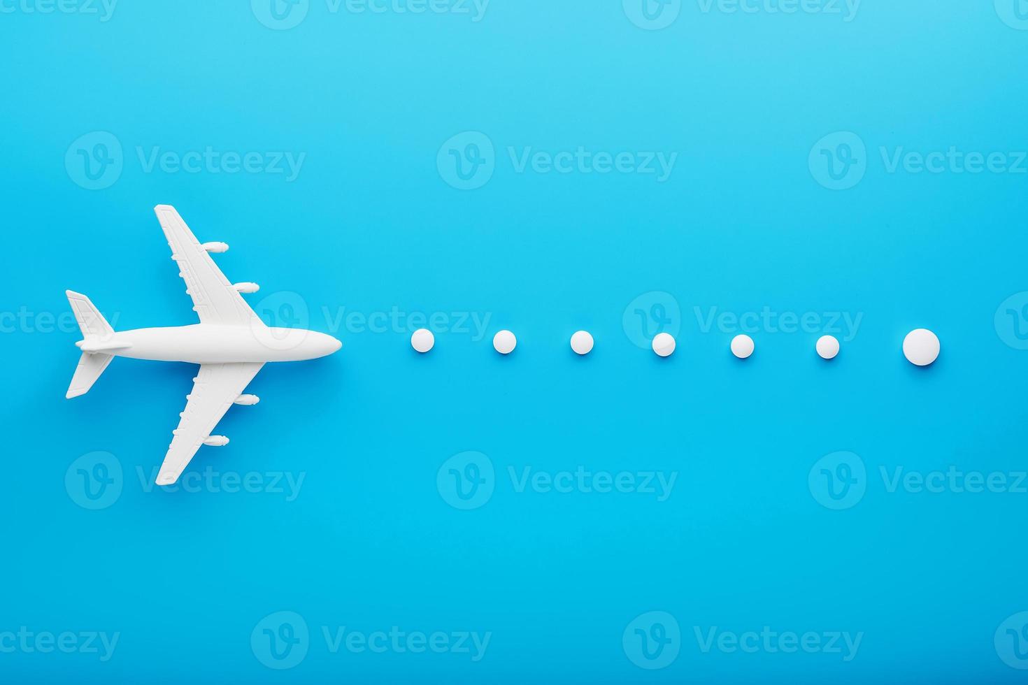 weißes Modell eines Passagierflugzeugs mit gepunkteten Flugbahnpunkten isoliert auf dem Hintergrund. die Route des Flugzeugs in den Ländern und im Himmel. foto