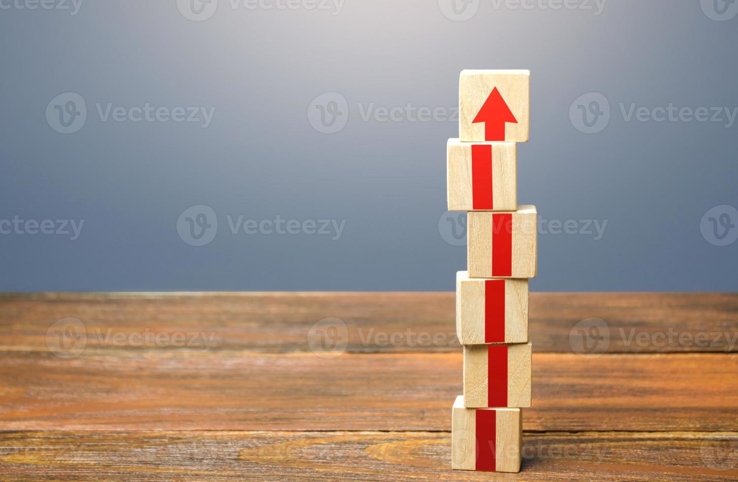 Blockturm mit roten Pfeilen. wachstums-, entwicklungs- und fortschrittskonzept. Karriereförderung Schritt für Schritt. Bildung, Lernen. eine neue Stufe erreichen. Fähigkeiten verbessern. foto