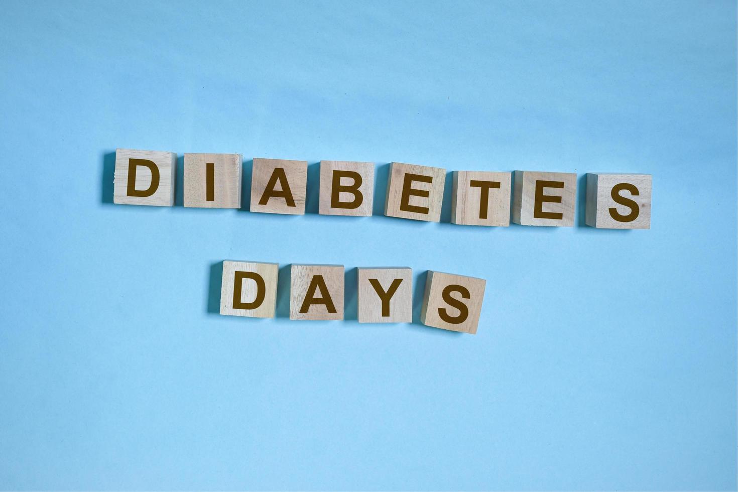 wortblöcke mit den worten diabetestag auf blauem hintergrund, gesundheitsbewusstsein, weltdiabetestage, 14. november foto