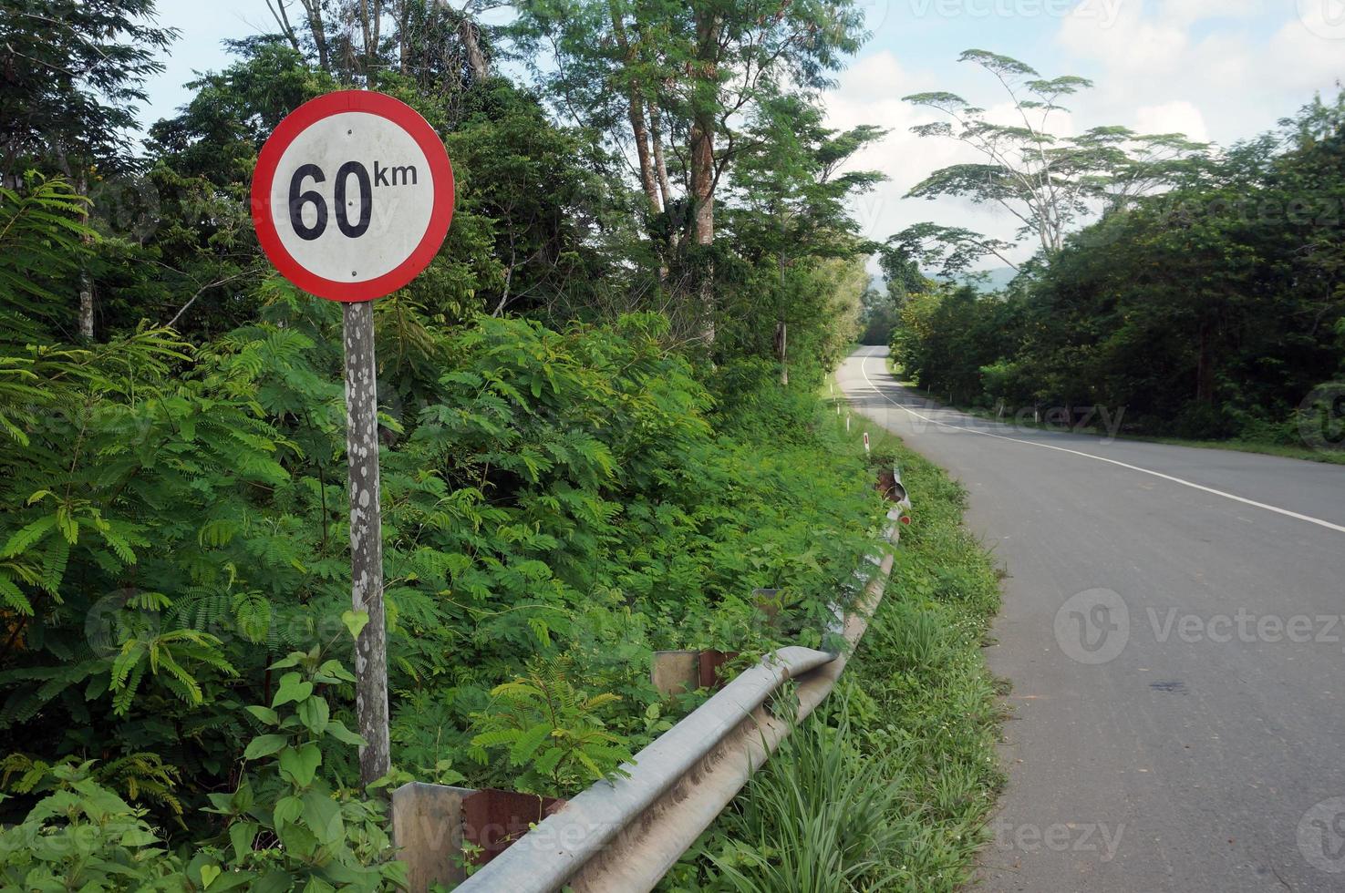 Schilder auf der Autobahn mit begrenzter Geschwindigkeit 60 km foto