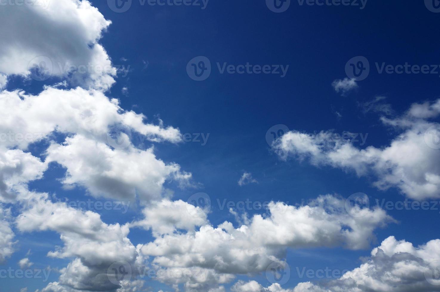 Dramatischer Himmel mit Wolken foto