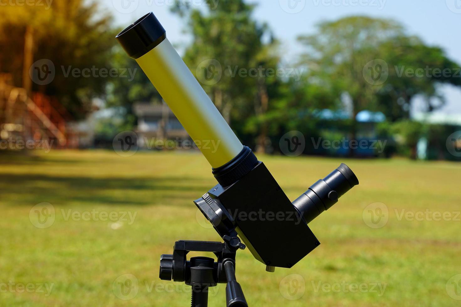 Sonnenteleskop auf dem Rasen in der Schule, das der Lehrer für die Schüler vorbereitet hat, um die Phänomene und Details der Sonne wie Sonnenpunkte, Sonnenfinsternisse, Sonneneruptionen usw. zu beobachten foto