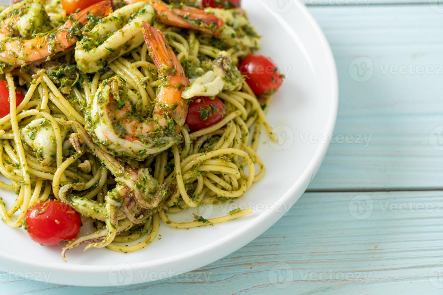 Spaghetti mit Meeresfrüchten in hausgemachter Pesto-Sauce foto