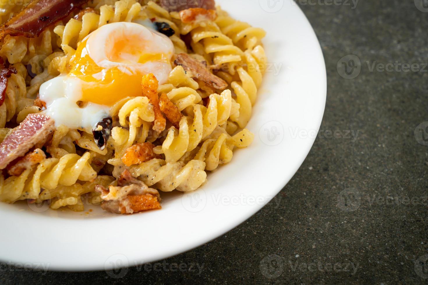 Carbonara Fusilli Nudeln würziger Speck foto