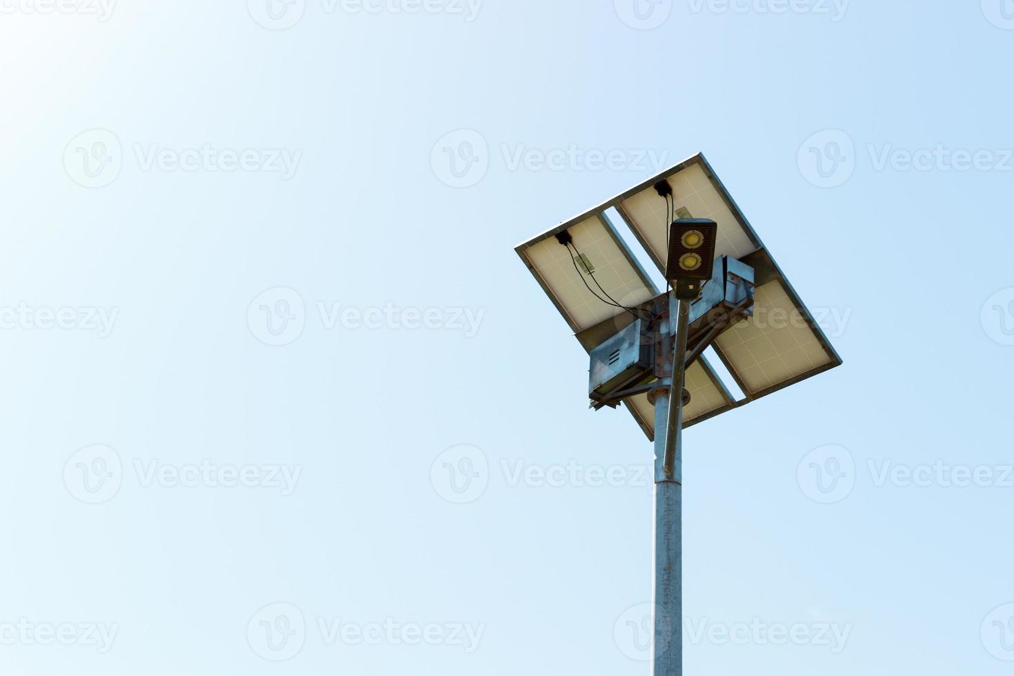 Straßenlaterne mit Solarzelle auf blauem Himmelshintergrund foto