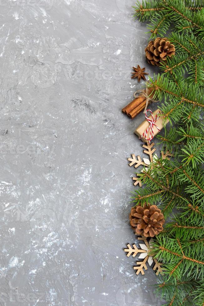 weihnachtshintergrund mit tannenbaum und geschenkbox auf holztisch. draufsicht mit kopierraum für ihr design foto