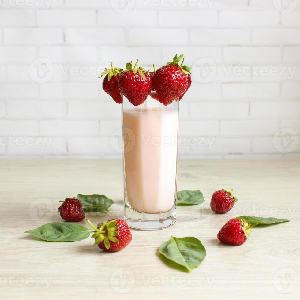 Smoothie mit Erdbeeren und Milch foto