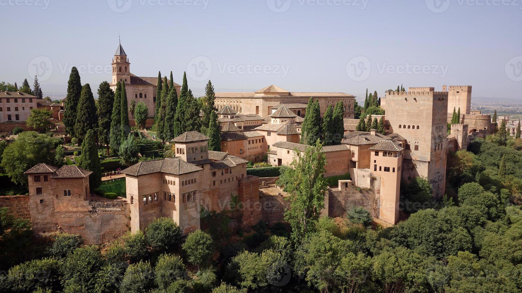 luftdrohnenansicht des alhambra-palastes, granada an einem sonnigen tag. maurische Architektur. unesco welterbe spanien. Reisen Sie durch die Zeit und entdecken Sie die Geschichte. tolle Urlaubsziele. foto