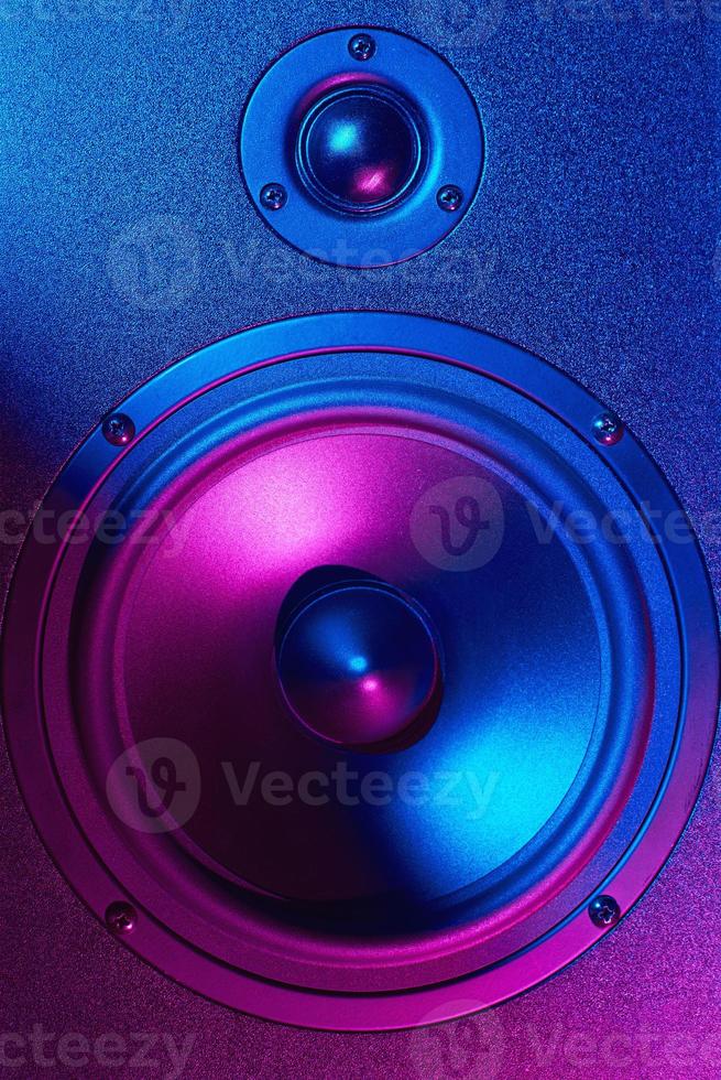 Sound-Audio-Lautsprecher mit Neonlichtern foto