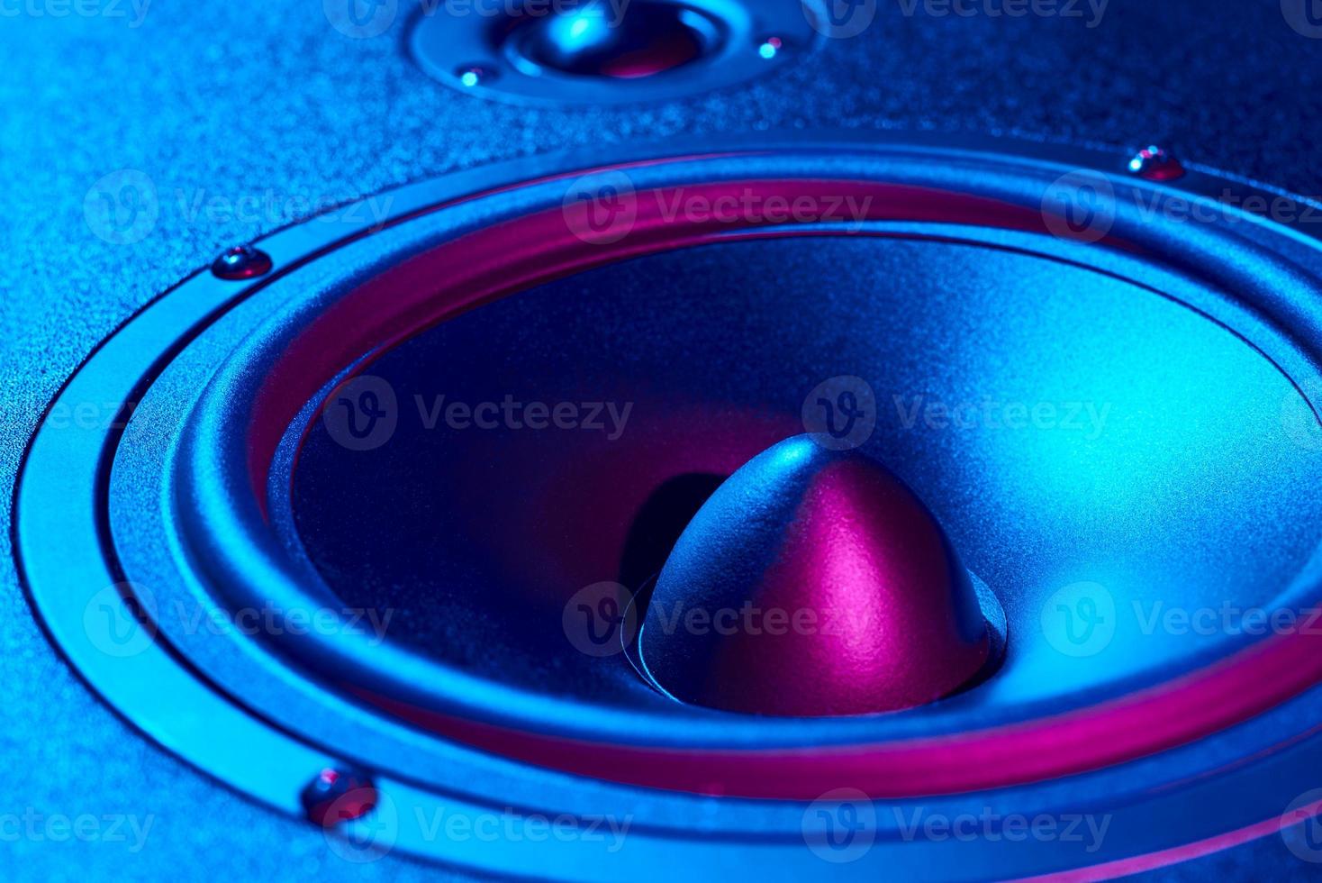 Sound-Audio-Lautsprecher mit Neonlichtern foto