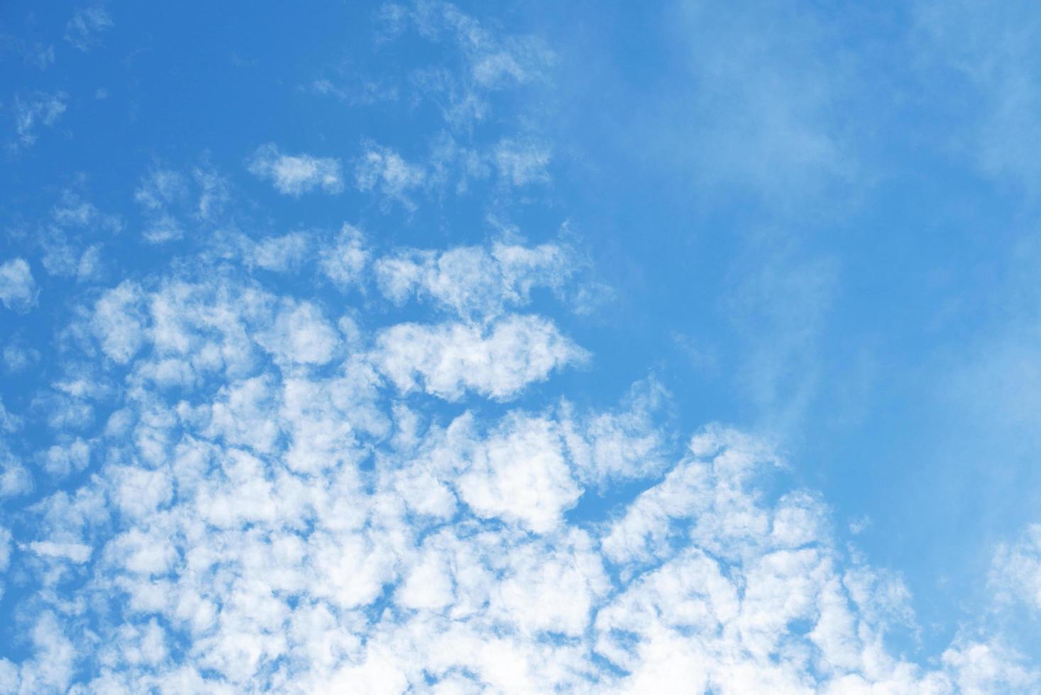 sauberer blauer Himmel und weiße Wolken Himmelshintergrund mit Platz für Dekoration. und verwendet, um Tapeten herzustellen oder im Grafikdesign zur Arbeit zu bringen. foto