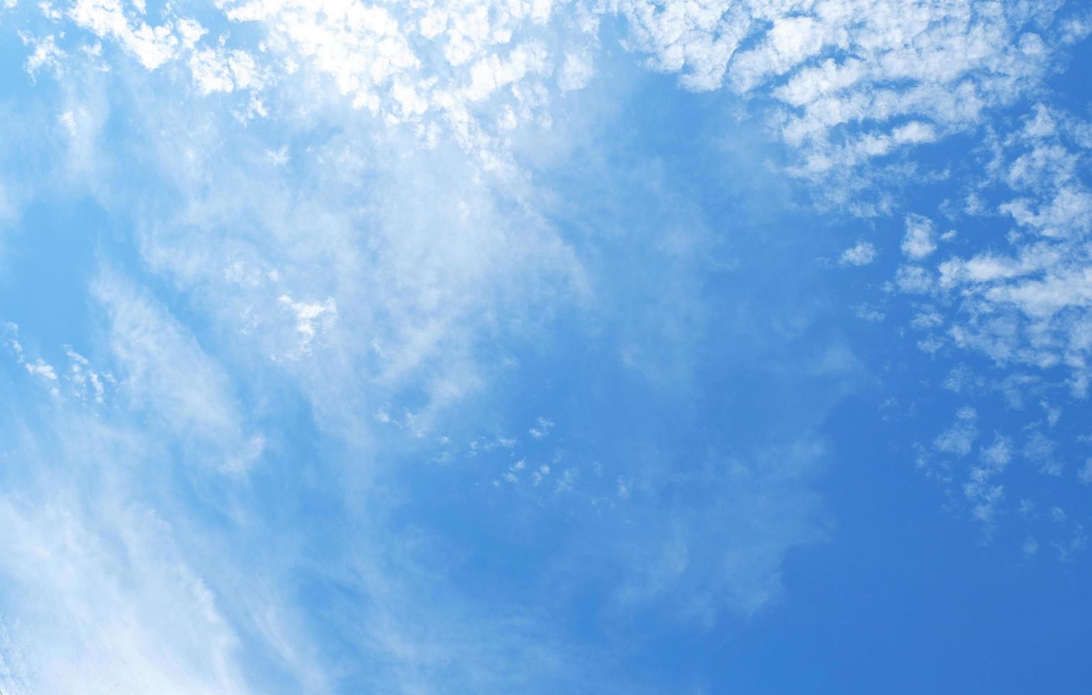 sauberer blauer Himmel und weiße Wolken Himmelshintergrund mit Platz für Dekoration. und verwendet, um Tapeten herzustellen oder im Grafikdesign zur Arbeit zu bringen. foto