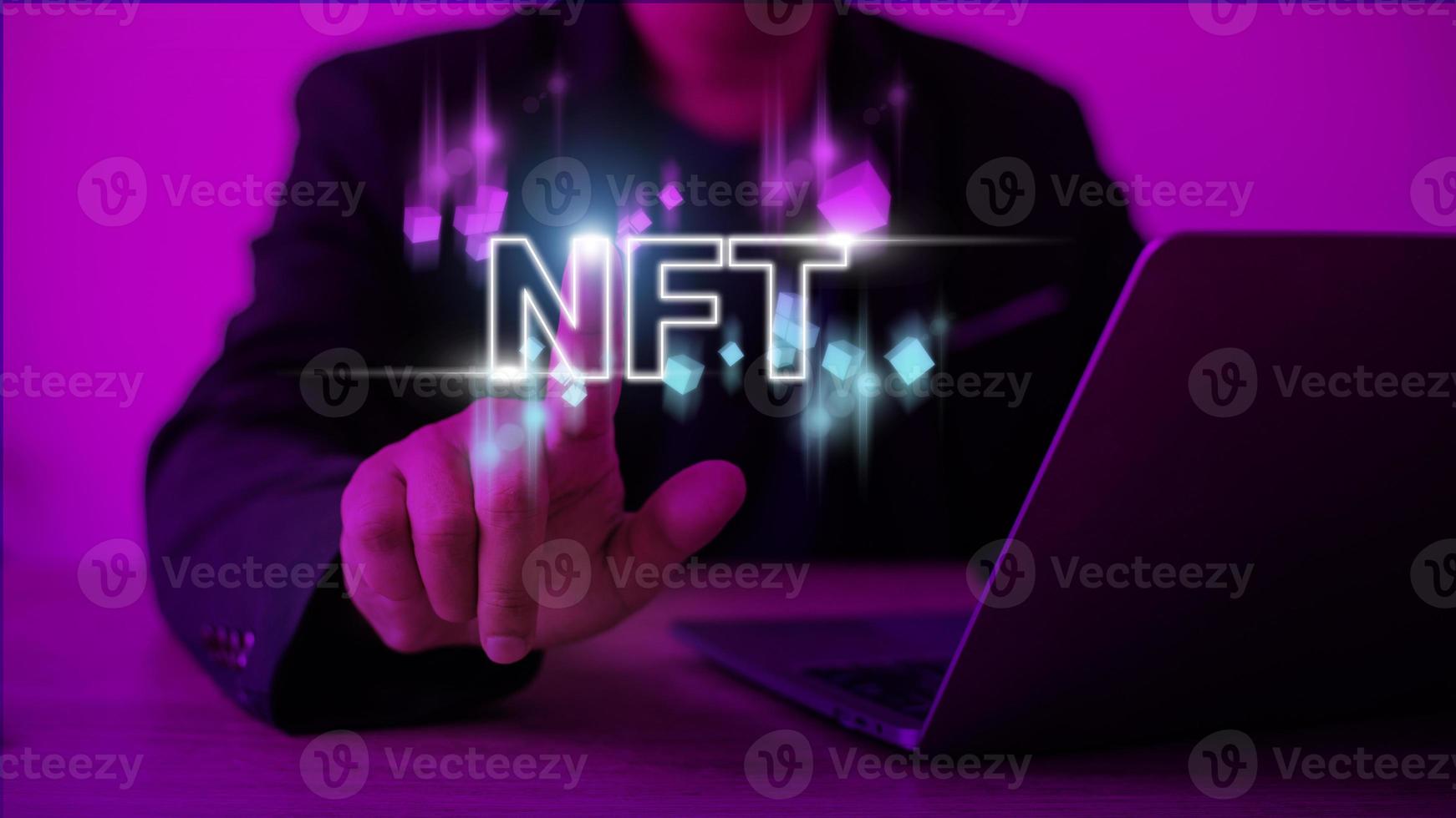 Geschäftsmann Finger berühren virtuellen Bildschirm, NFT-Token digitales Kryptokunst-Blockchain-Technologiekonzept foto
