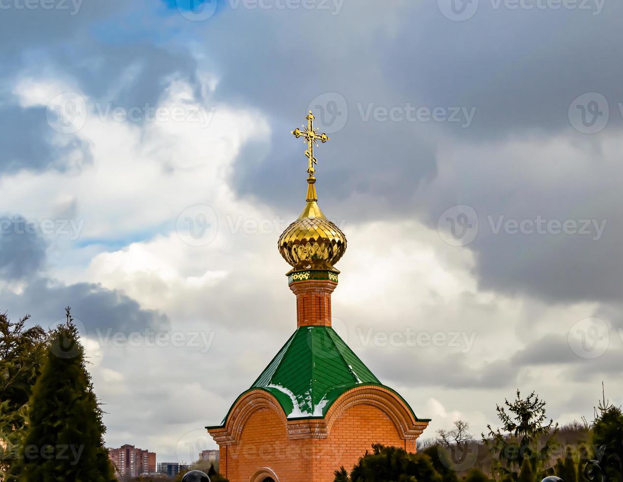 christliches Kirchenkreuz im hohen Kirchturm zum Gebet foto