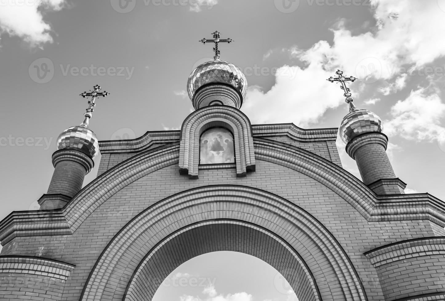 christliches Kirchenkreuz im hohen Kirchturm zum Gebet foto