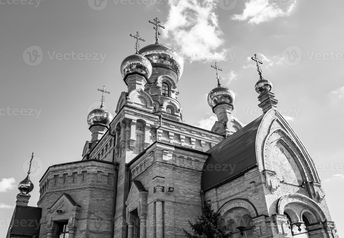 christliches Kirchenkreuz im hohen Kirchturm zum Gebet foto