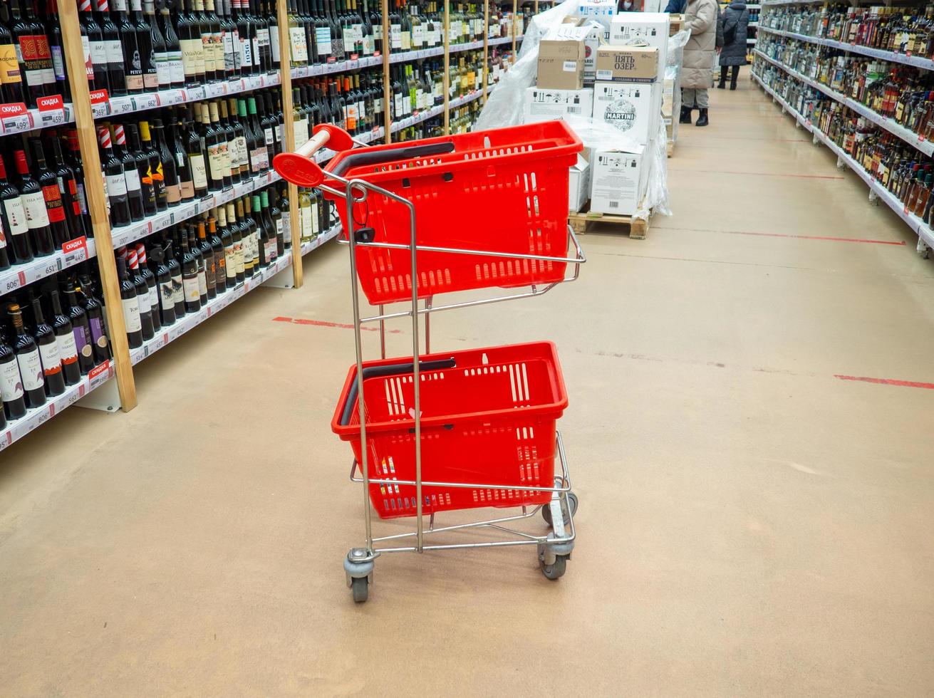 Trolley in einem SB-Warenhaus. Regale im Laden. Waren in einem Supermarkt auslegen. foto