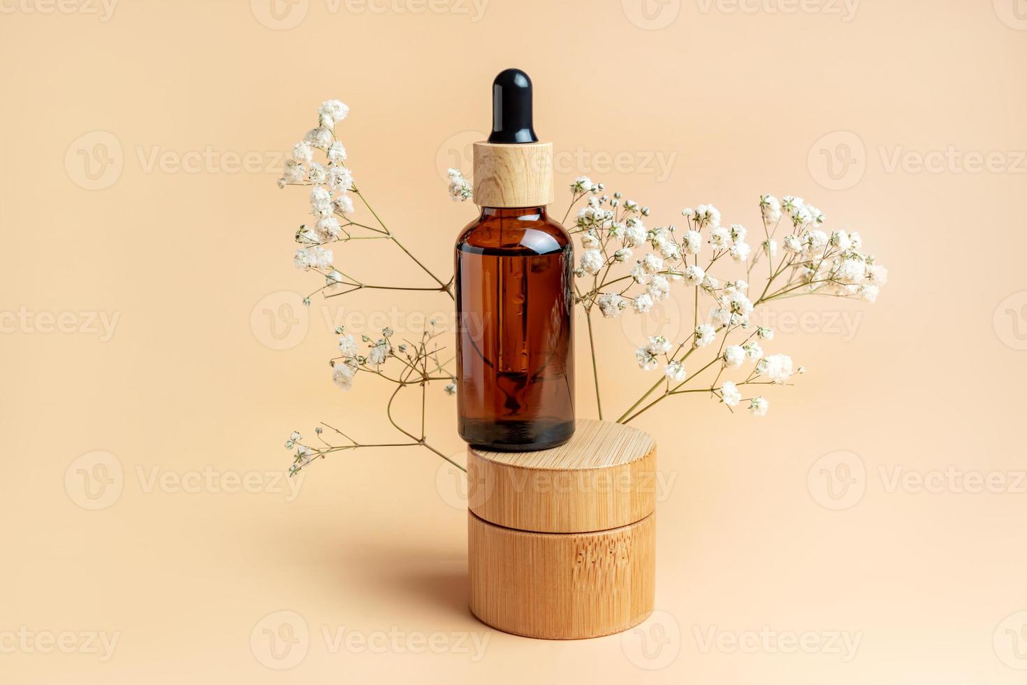 Bambuscremetiegel und Tropfflasche mit Gesichtsöl auf beigem Hintergrund. Modelle von kosmetischen Behältern. hintergrund für branding und verpackungspräsentation. natürliches hautpflege-schönheitsproduktkonzept. foto