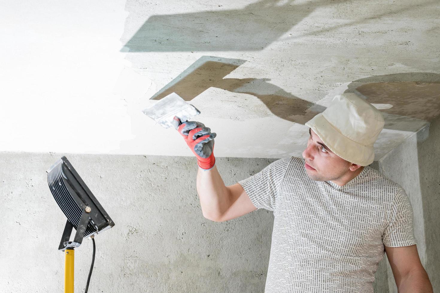 Aufbringen von Kalkputz an der Decke, Ausbesserungsarbeiten mit umweltfreundlichem Kalk. foto