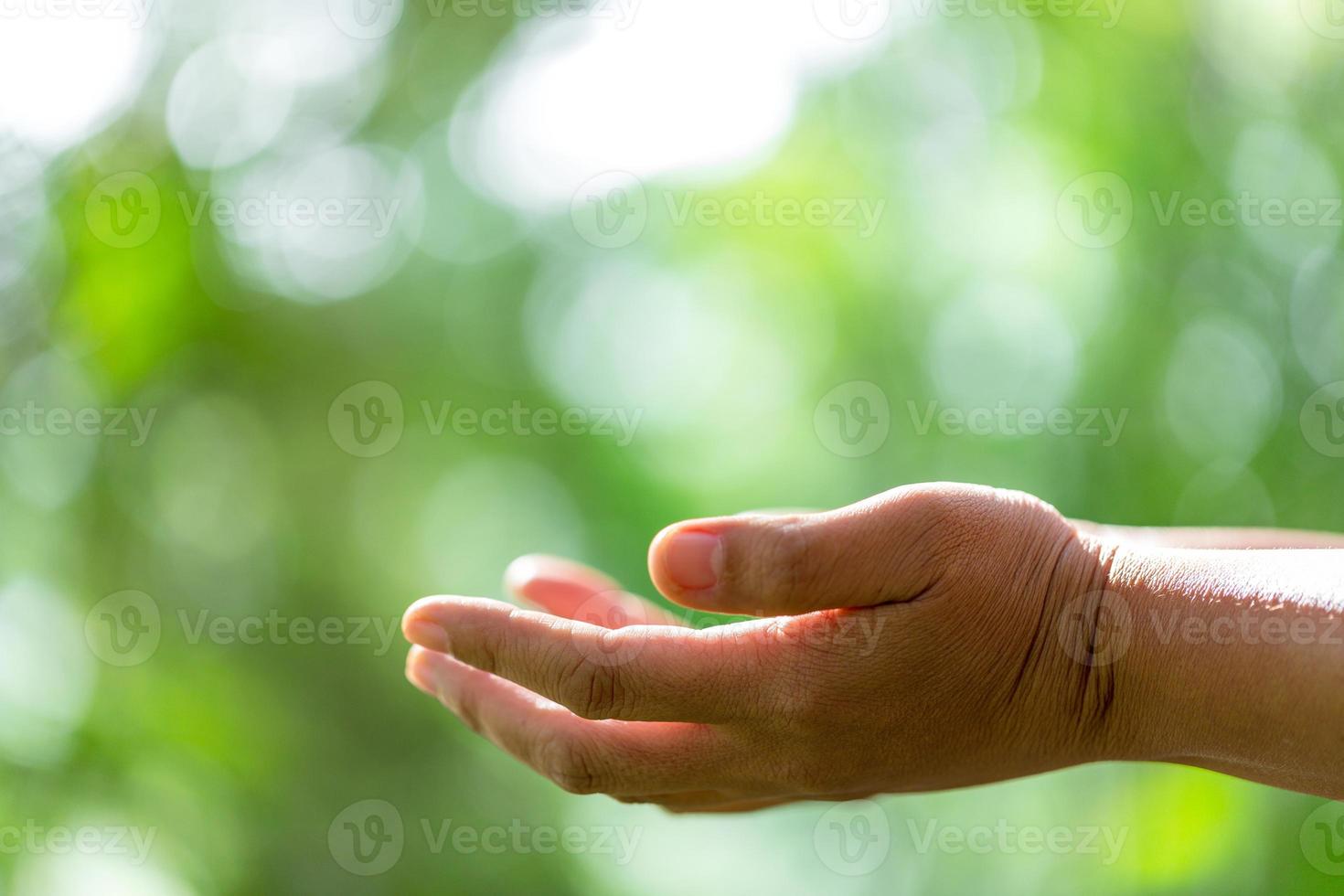 Hand für Umwelt, Soziales und Governance in nachhaltigem und ethischem Wirtschaften auf grünem Hintergrund. foto