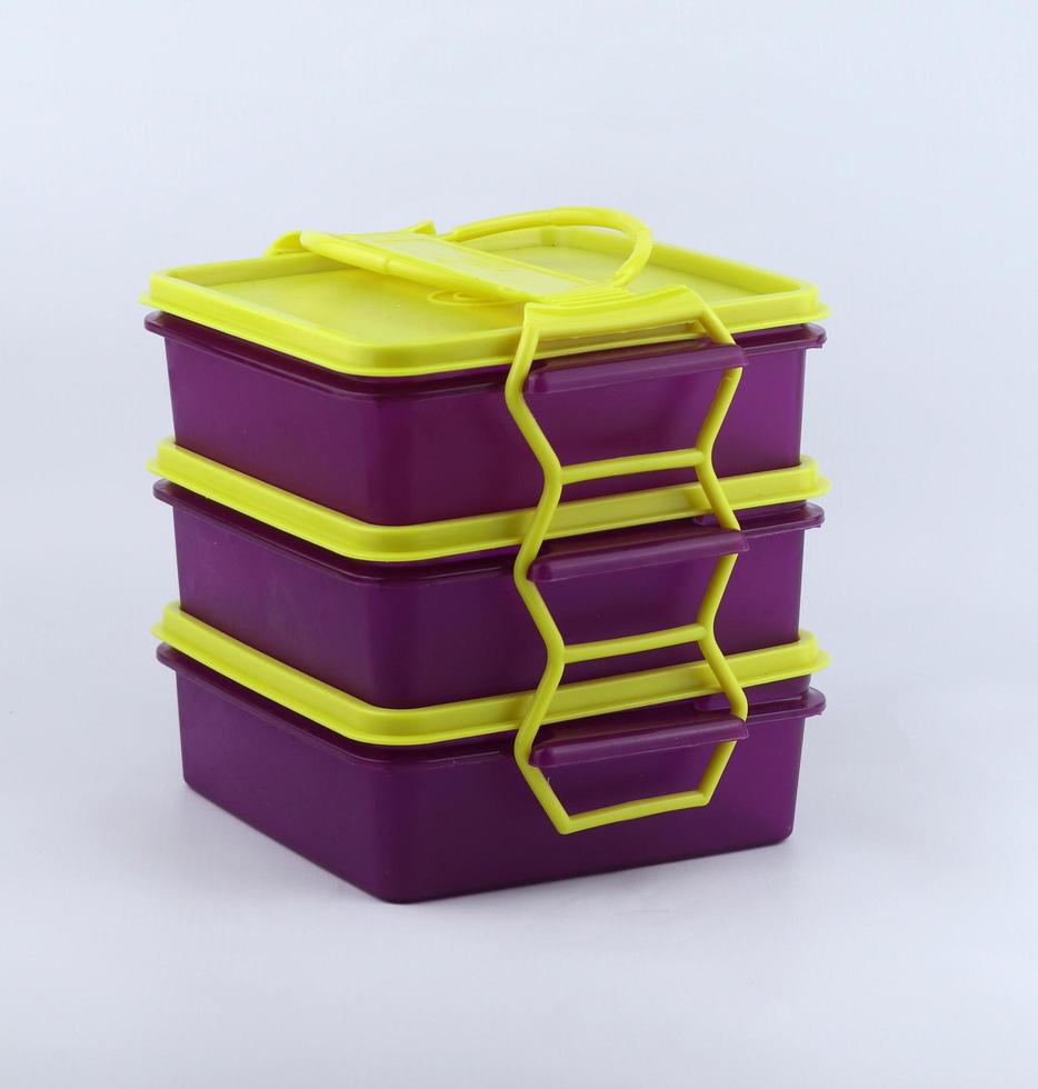 Lunchbox aus Kunststoff isoliert auf weißem Hintergrund foto