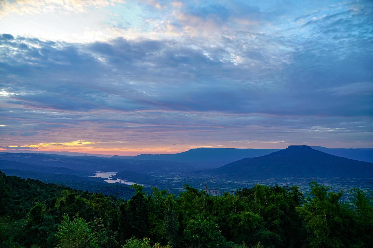 berg fuji bei sonnenuntergang, provinz loei, thailand phu pa po ist ein beliebtes touristenziel, da er dem berg fuji in japan ähnelt. foto