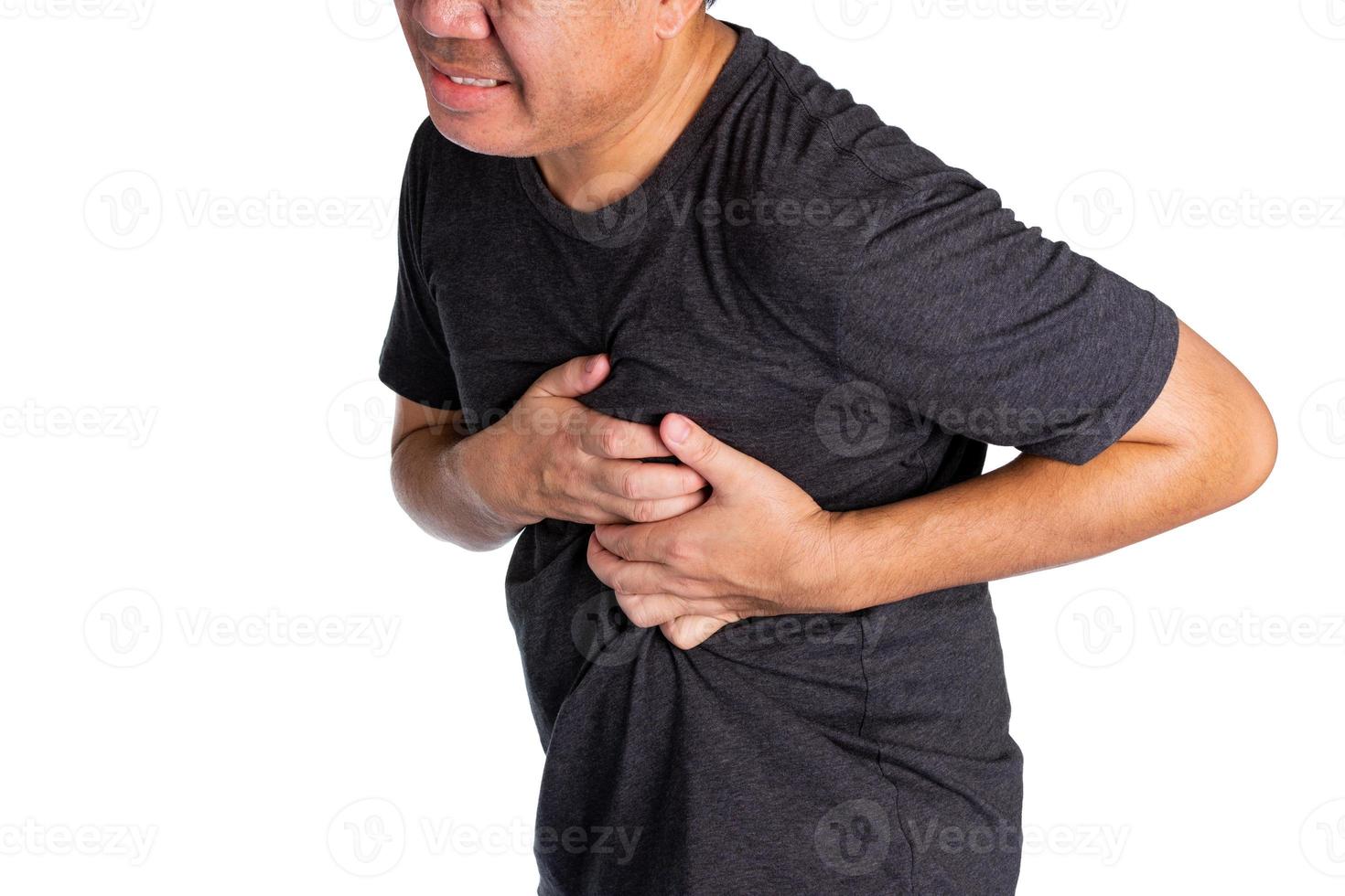 Die Hand, die die Brust hält, hat einen Herzinfarkt, eine Herzkrankheit und eine koronare Herzkrankheit. und Herzinsuffizienz isoliert auf weißem Hintergrund foto