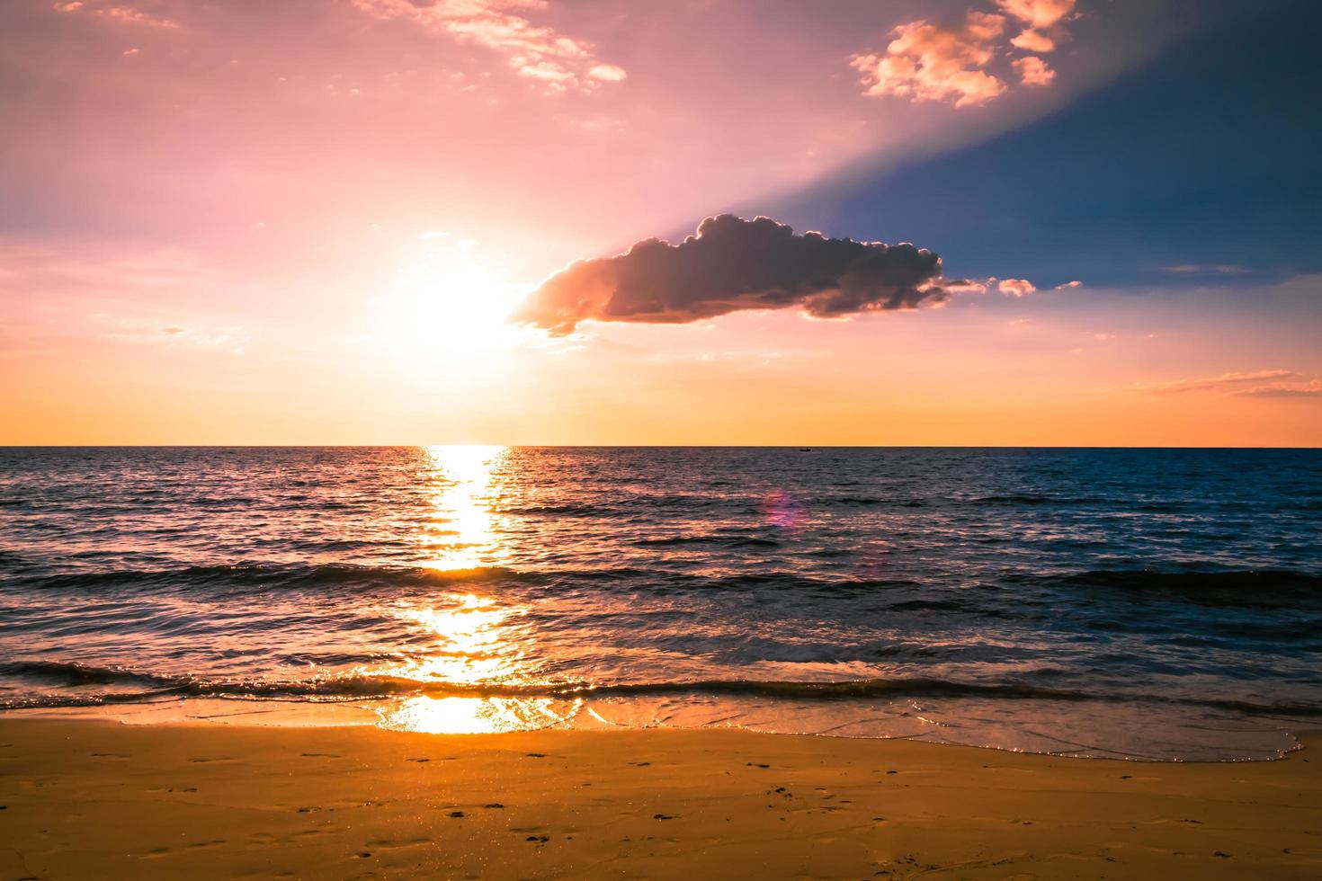 schöne wolkenlandschaft über dem meer, sonnenuntergang am tropischen strand. himmel zur dämmerungszeit und reflexion über das meer für reisen in der urlaubsentspannungszeit foto