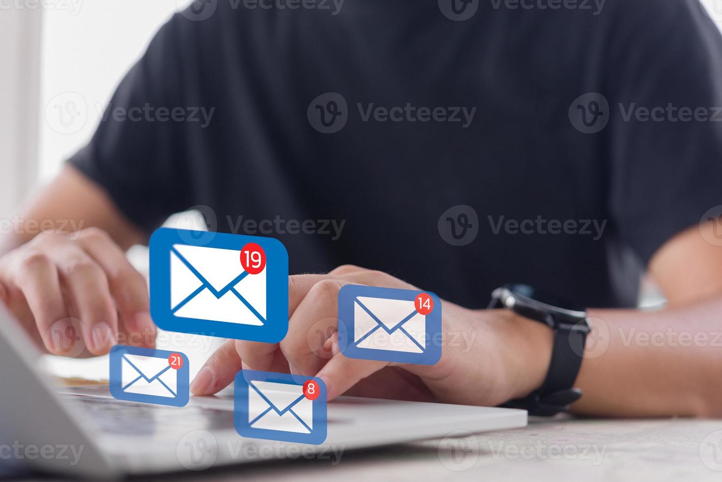 Mann, der das E-Mail-Symbol online überprüft oder E-Mails an Partner und Kunden im Web mit einem Technologiekonzept für virtuelle Schnittstellen sendet. foto