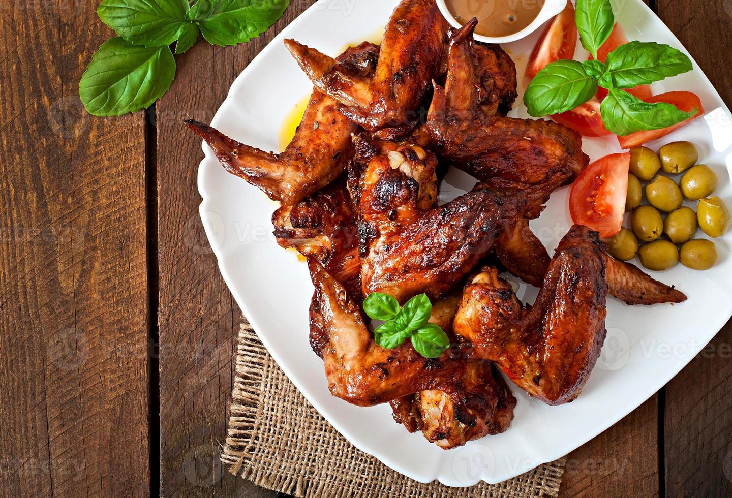 Teller mit Chicken Wings auf Holzhintergrund foto