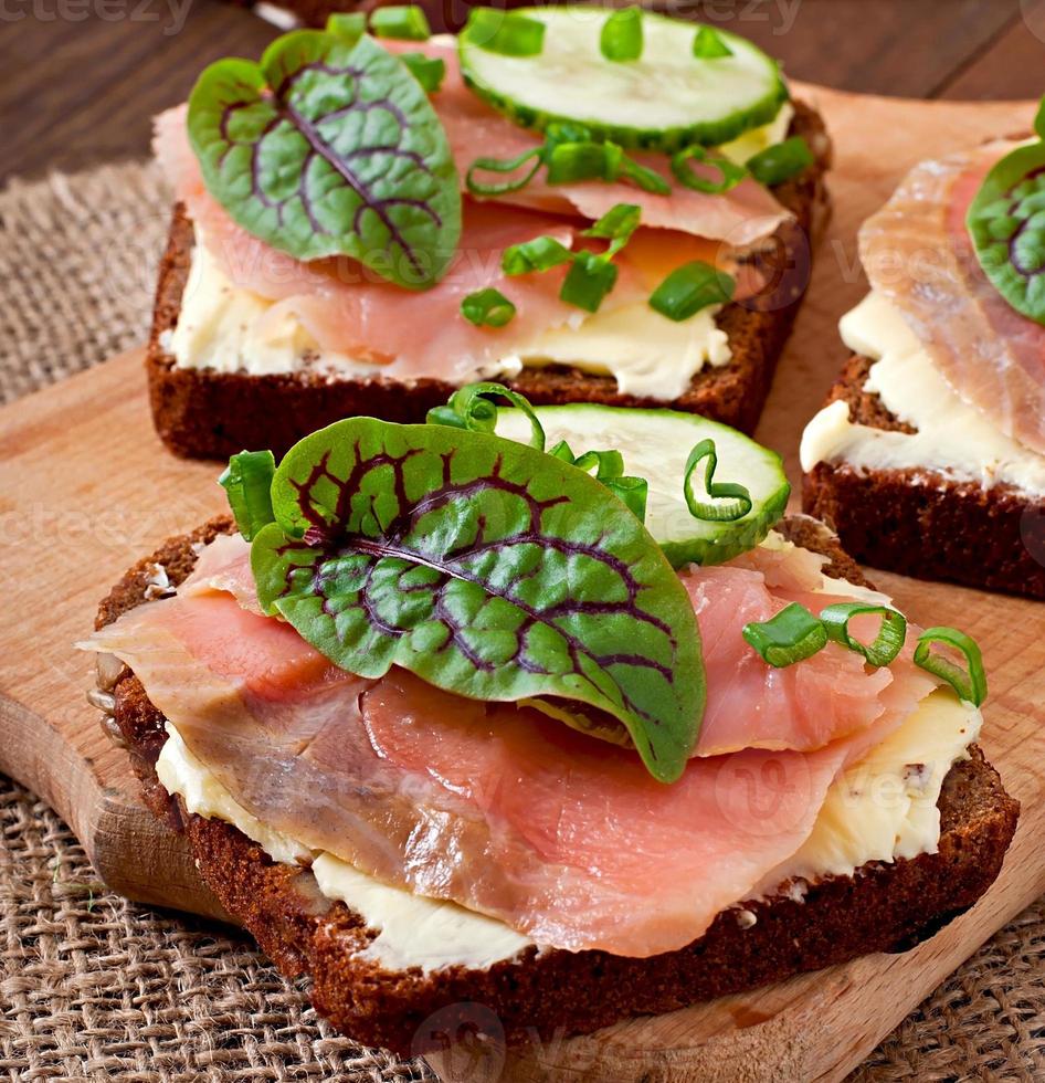 kleine snacks sandwiches mit salzigem lachs foto