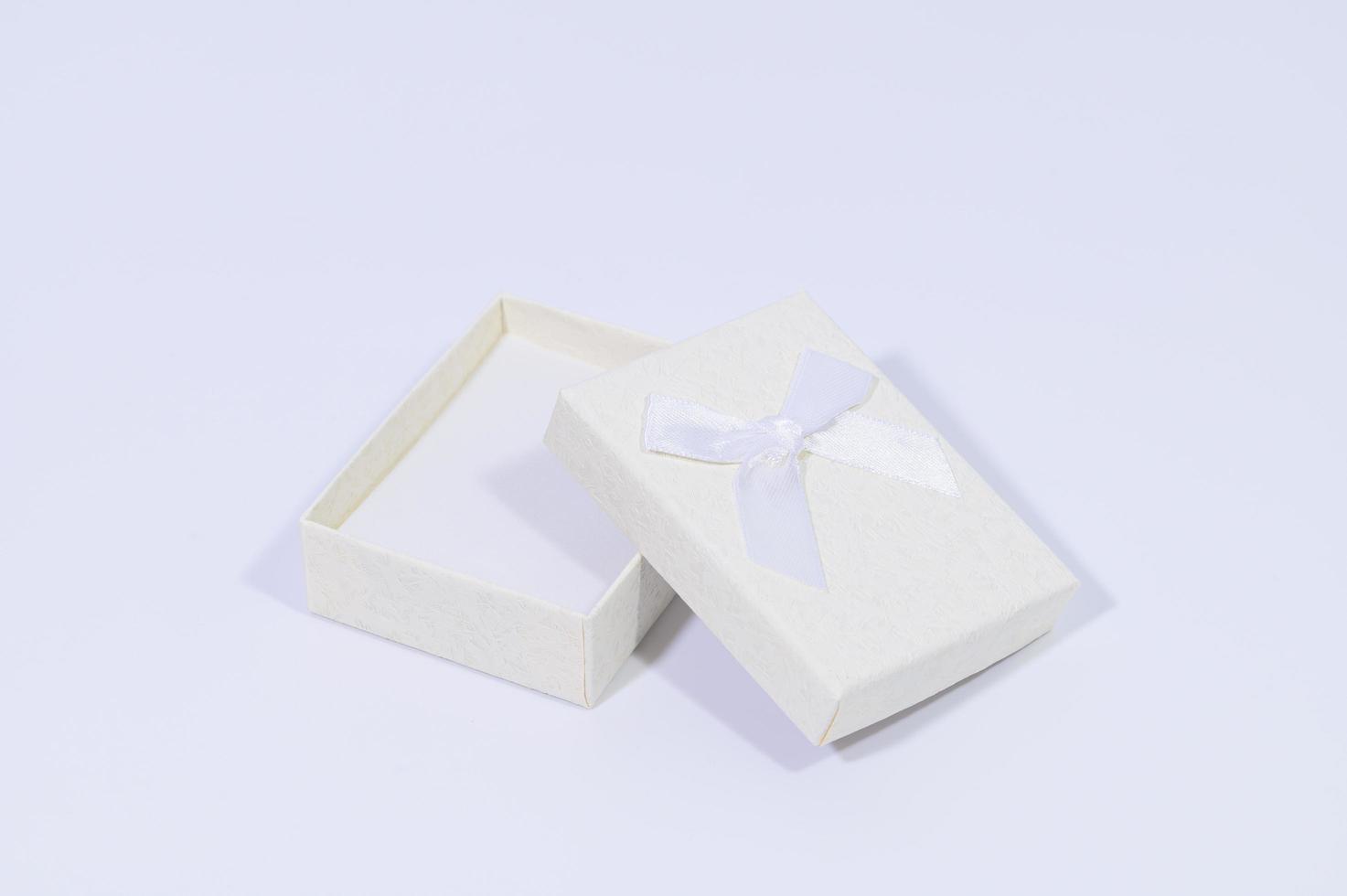 Geschenkboxen auf weißem Hintergrund foto