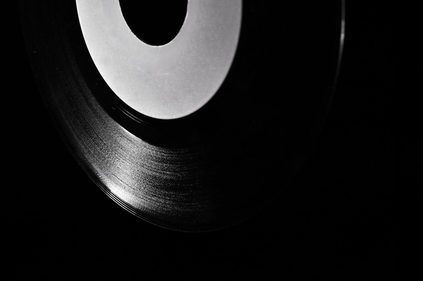 Vinylplatte mit 45 U/min auf dunklem Hintergrund c foto