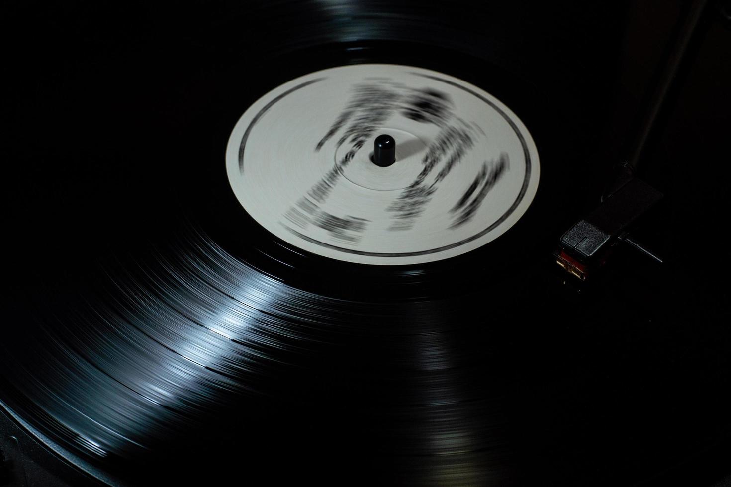 dunkle Vinylscheibe auf Plattenspieler foto