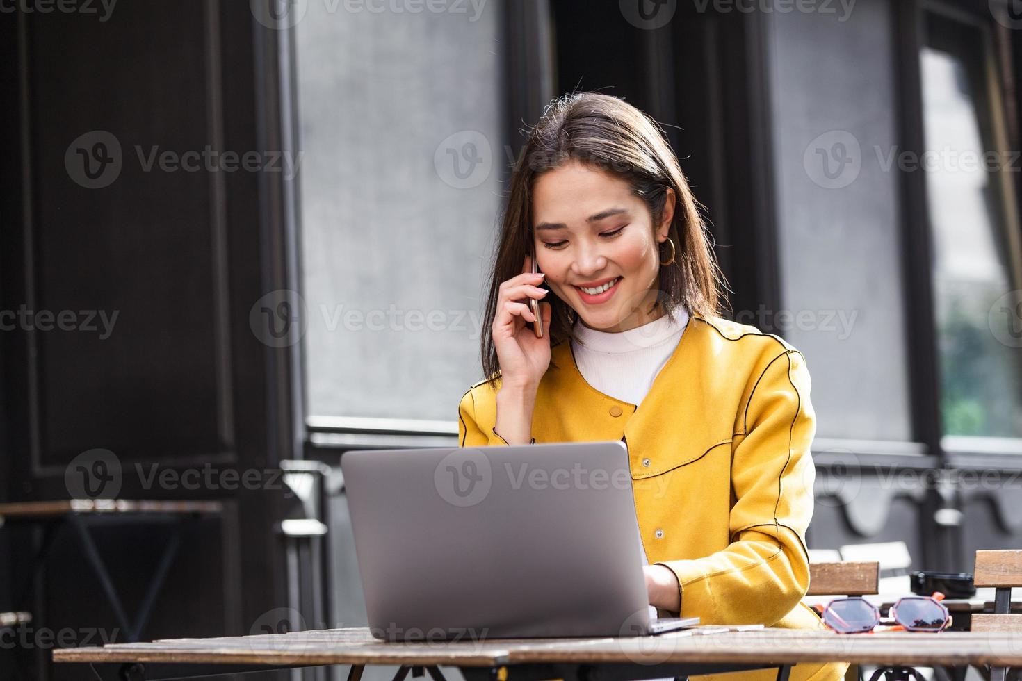 junge asiatische geschäftsfrau arbeitet in ihrer pause in einer cafeteria. Frau, die eine Pause macht. Spaß an der Arbeit im Café. Geschäfte vom Café aus tätigen foto