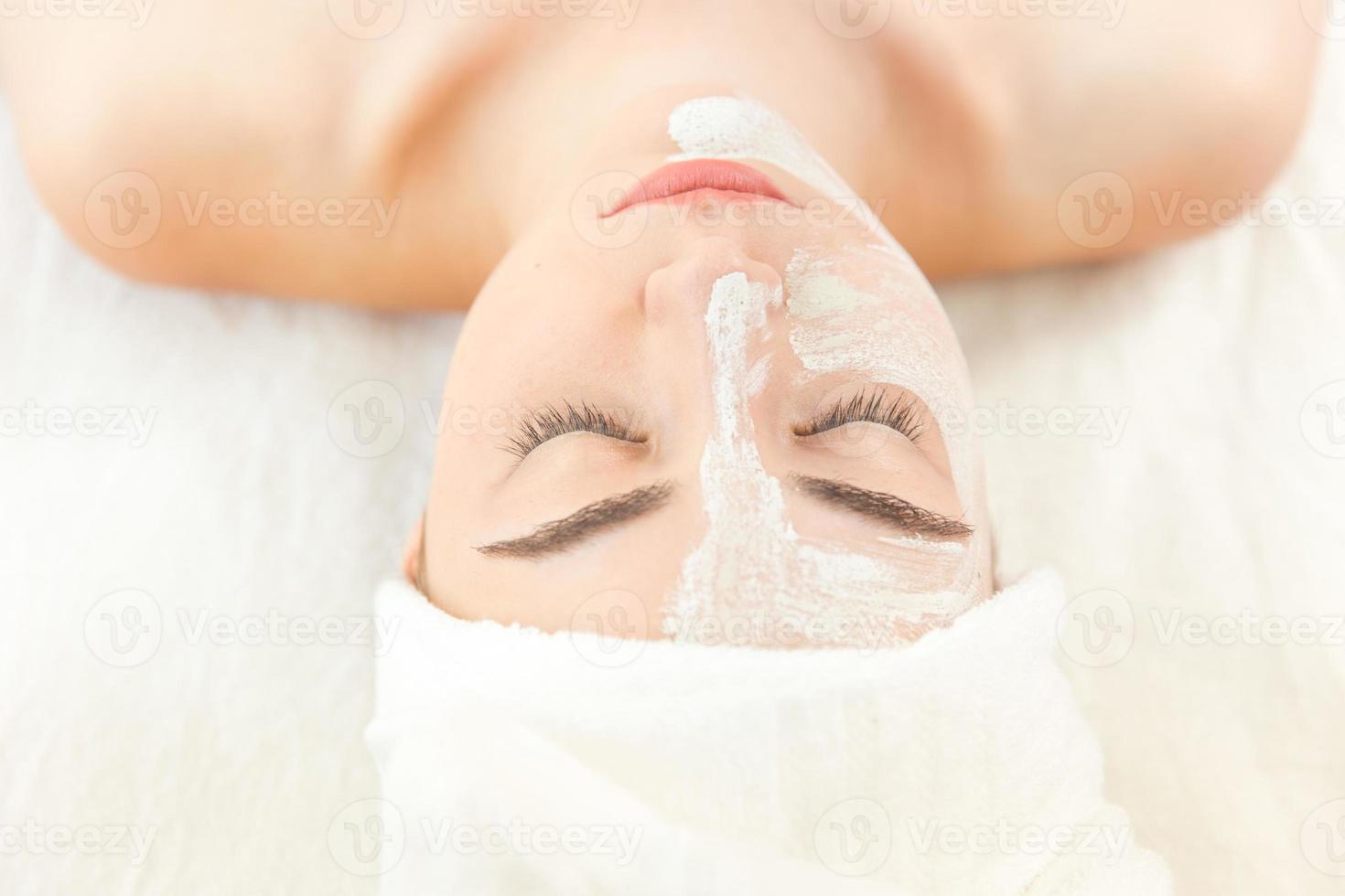 Beauty Woman Gesichtsmaske Skin Spa mit Thanaka-Kräuterpulver foto