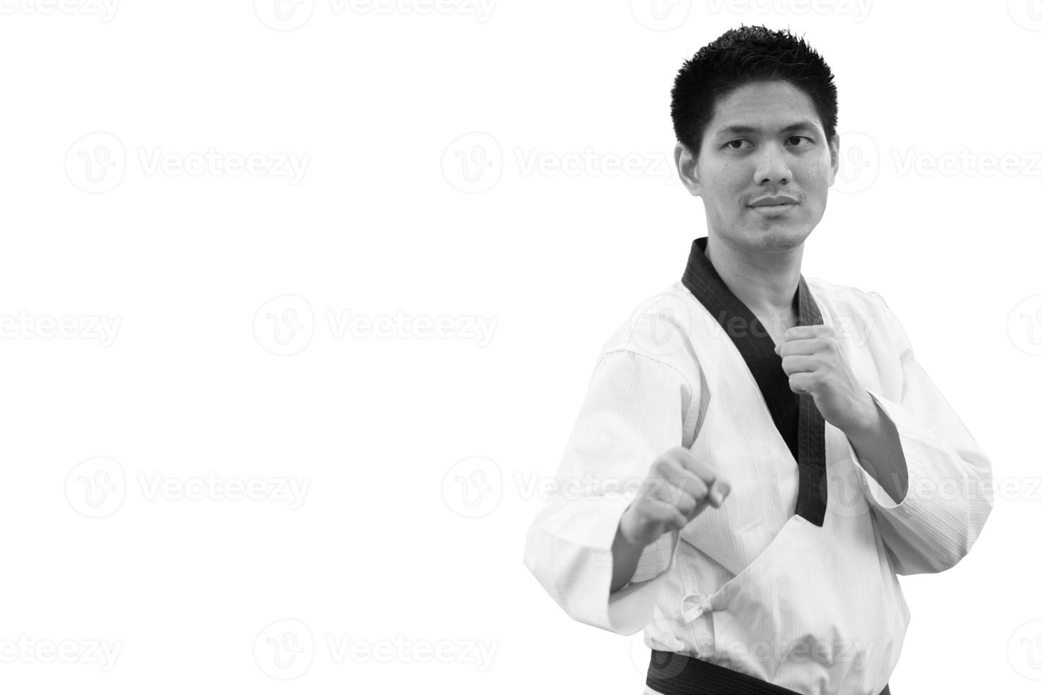 schwarzer gürtel taekwondo man guard stehend auf weiß mit beschneidungspfad foto